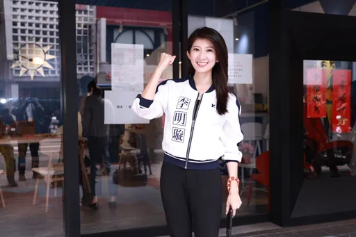 松信戰況激烈！李明璇帆布廣告亮相：好像賺很大