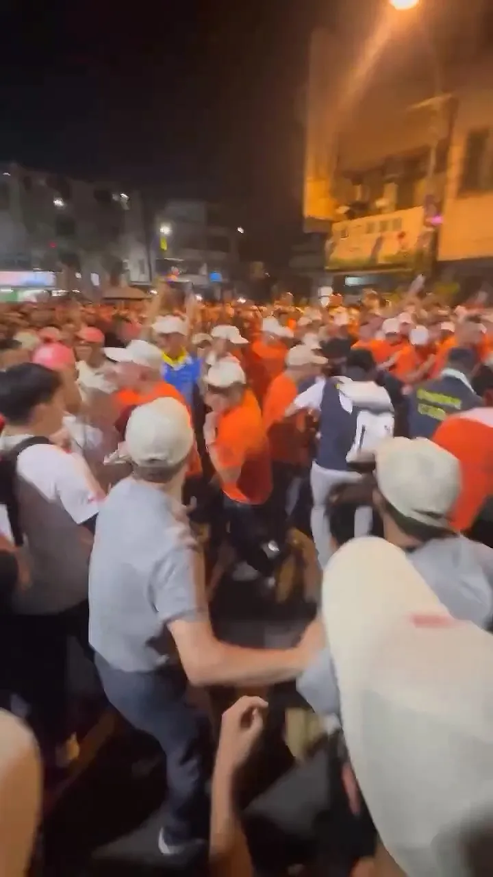 大甲媽祖昨在彰化市爆發搶轎衝突，造成3名員警受傷。Threads/jacky.627 提供