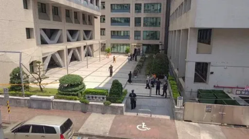 桃園市府墜樓！31歲員工倒臥花圃身亡　曾傳簡訊「壓力很大」