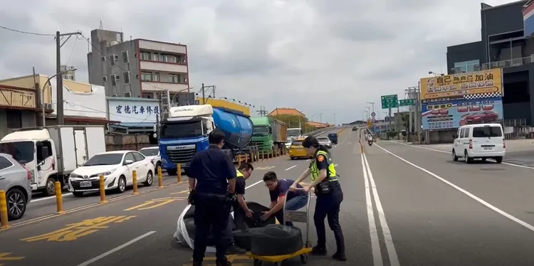 員警立即通報支援移除障礙物，並在現場實施交通疏導。翻攝畫面