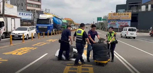 大型貨物掉省道！車輛緊急避讓　湖內警迅速清除路障並開罰