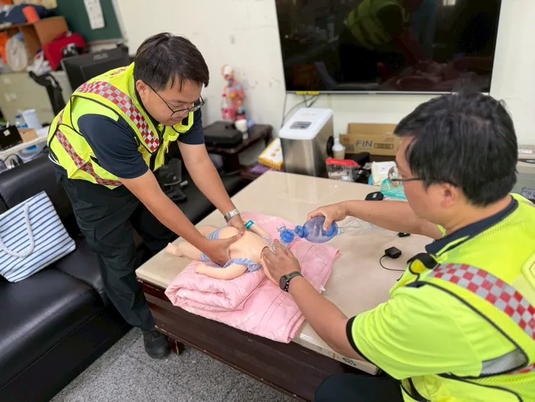 消防人員雙人急救法。新竹縣消防局提供