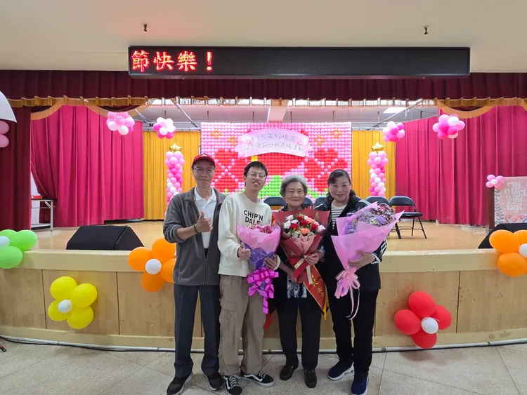 模範母親林周月英媽媽(右2)一肩扛起家庭與社會，板橋模範母親故事令人動容。公所提供