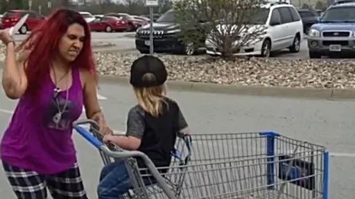 驚悚！3歲童坐推車逛超市　被31歲女挾持揮刀割臉