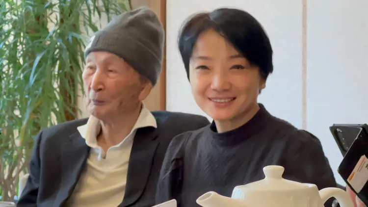 蔡揚名（左）現在和老婆貢丸姊姊一起住。資料照片