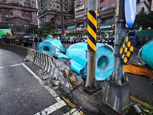 新北汐止曳引車運貨沒捆好　「鐵桶散落」砸爛護欄