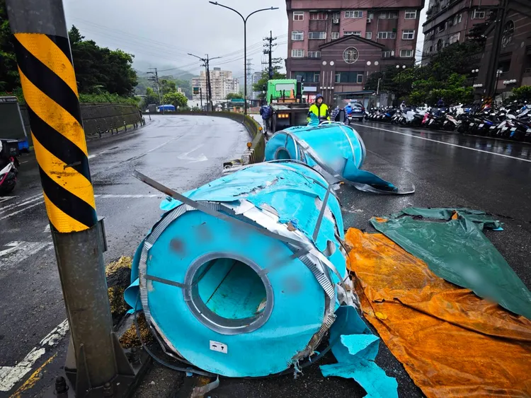 大型鐵桶掉落砸破路邊護欄。翻攝畫面