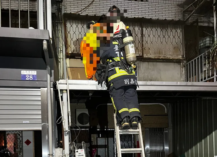 警消出動滅火，救出12歲女童、41歲女子及兩名6旬姊妹。民眾提供