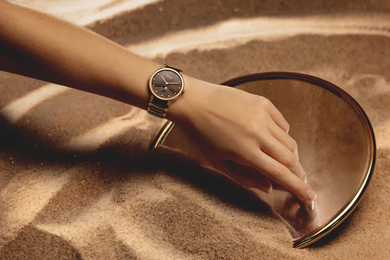 棕色款以深邃溫暖的珍珠母貝面盤，描繪黃昏過渡至黑夜的迷人餘暉。品牌提供