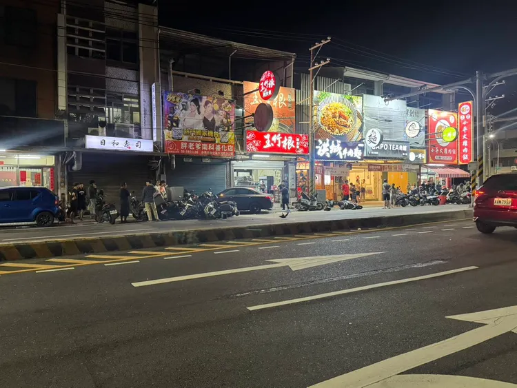 路旁停放的15部機車慘遭波及，所幸沒有造成人員傷亡。民眾提供