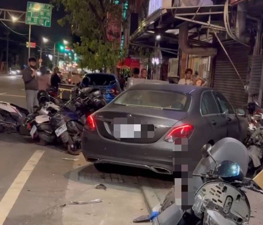 妳累了嗎?台南女駕駛恍神暴衝 路旁15部機車倒一排