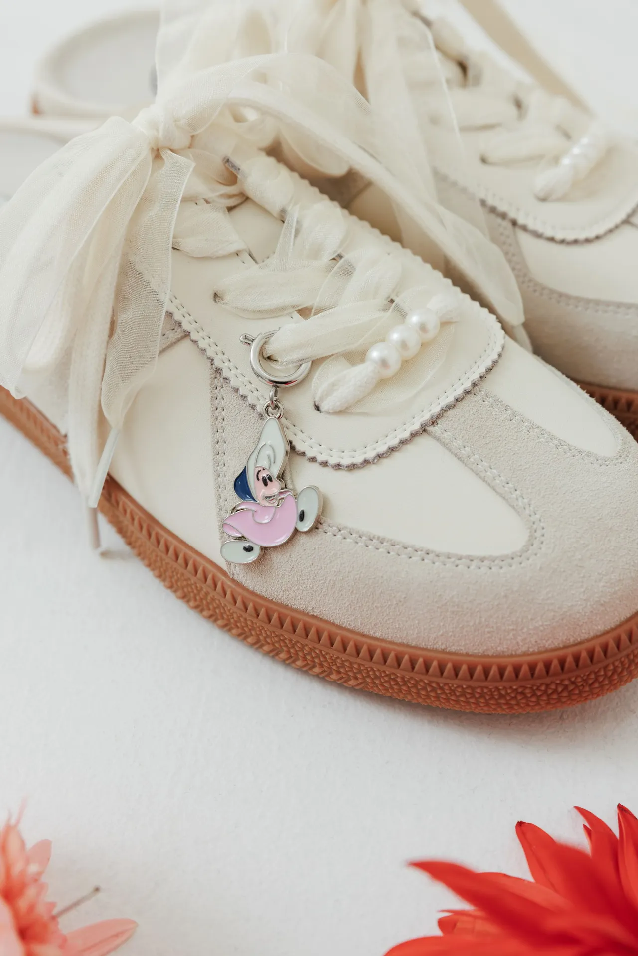 德訓鞋款式搭配珍珠元素與牡蠣寶寶吊飾。品牌提供