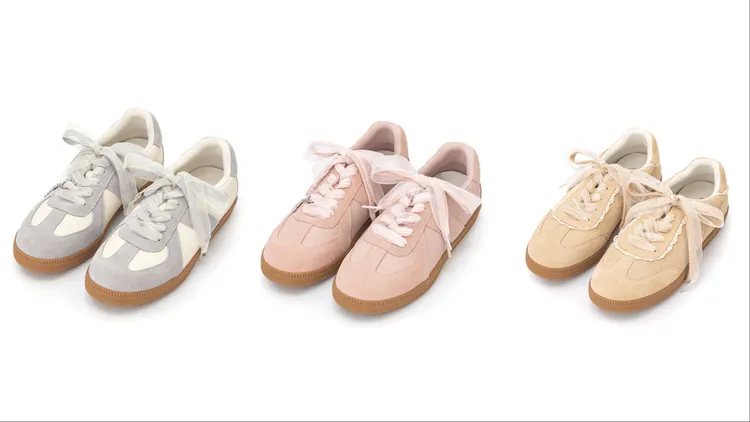 D+AF聯名Disney牡蠣寶寶小掛飾真皮德訓鞋（左起）、妙妙貓款真皮德訓穆勒鞋、愛麗絲款蕾絲花邊真皮德訓鞋，各1880元。品牌提供