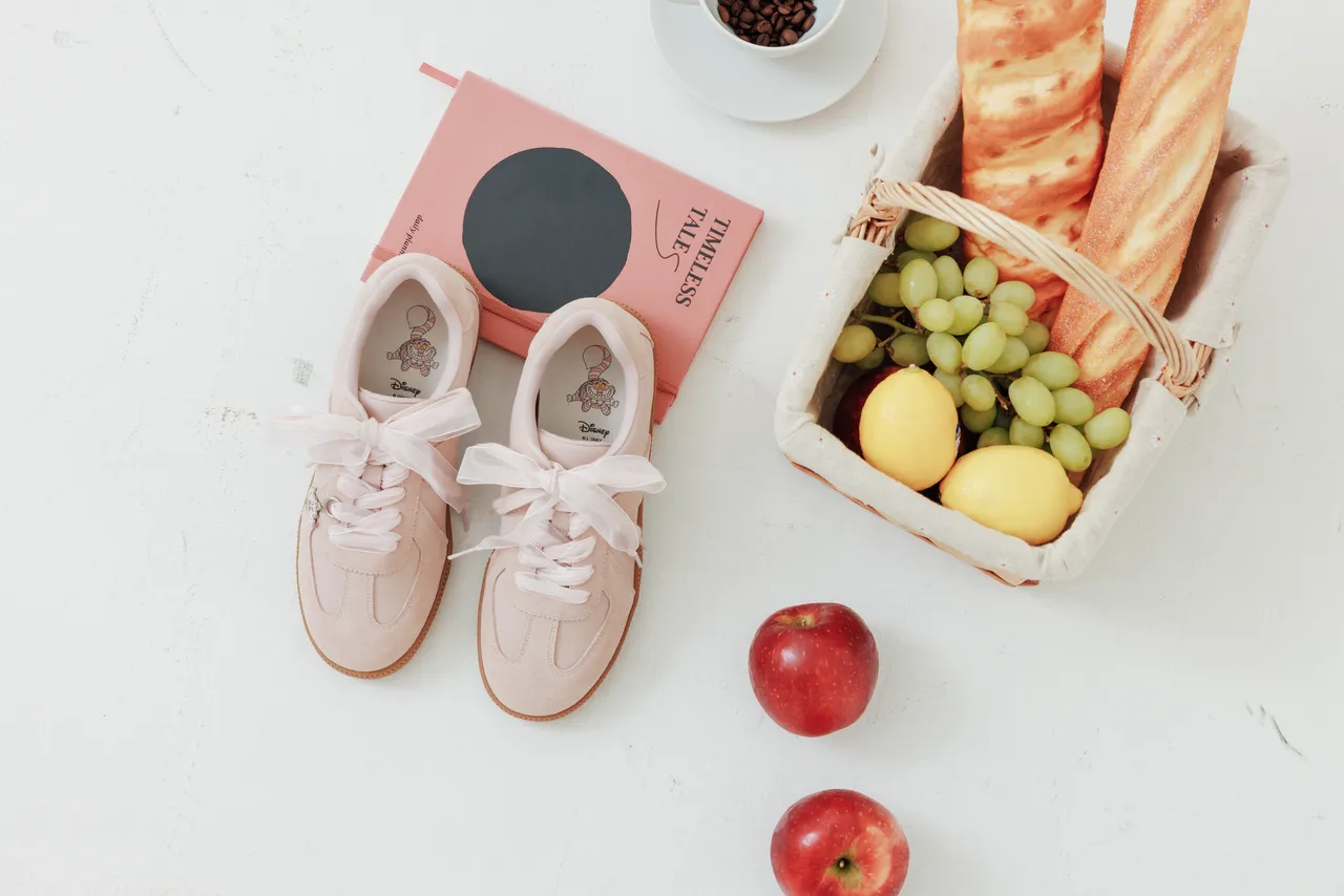 德訓鞋另附有蕾絲鞋帶增添夢幻感。品牌提供