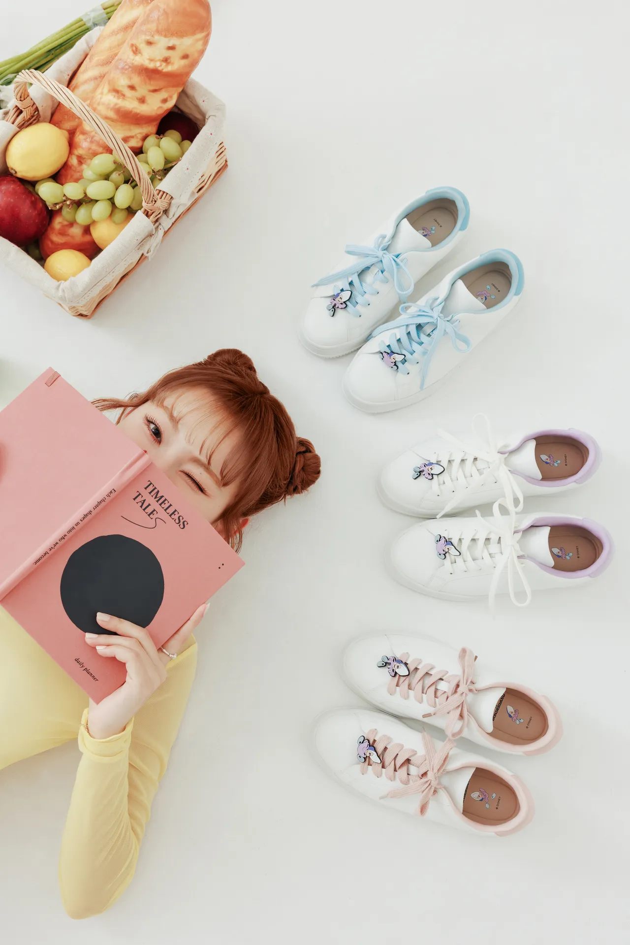 聯名主打「牡蠣寶寶款雙色鞋帶小白鞋」。品牌提供
