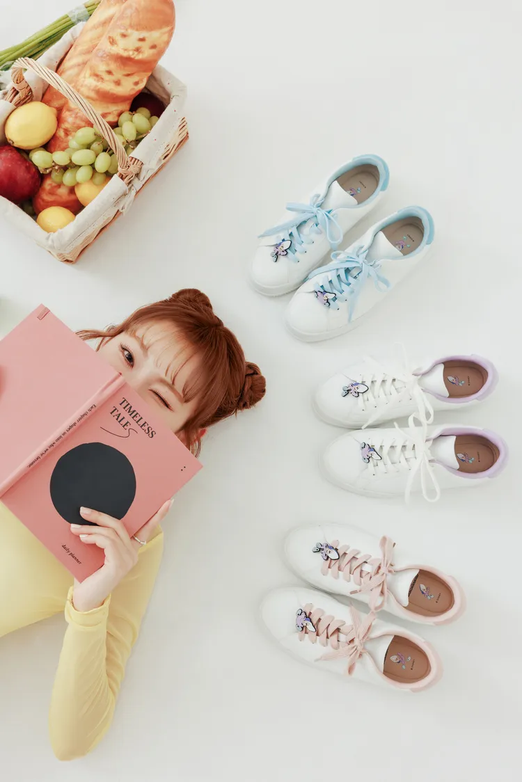 聯名主打「牡蠣寶寶款雙色鞋帶小白鞋」。品牌提供