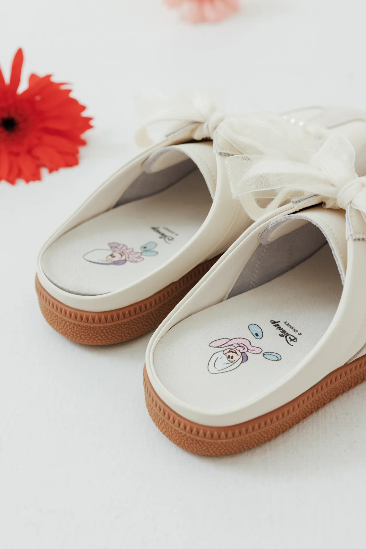 牡蠣寶寶等角色藏在鞋墊上。品牌提供