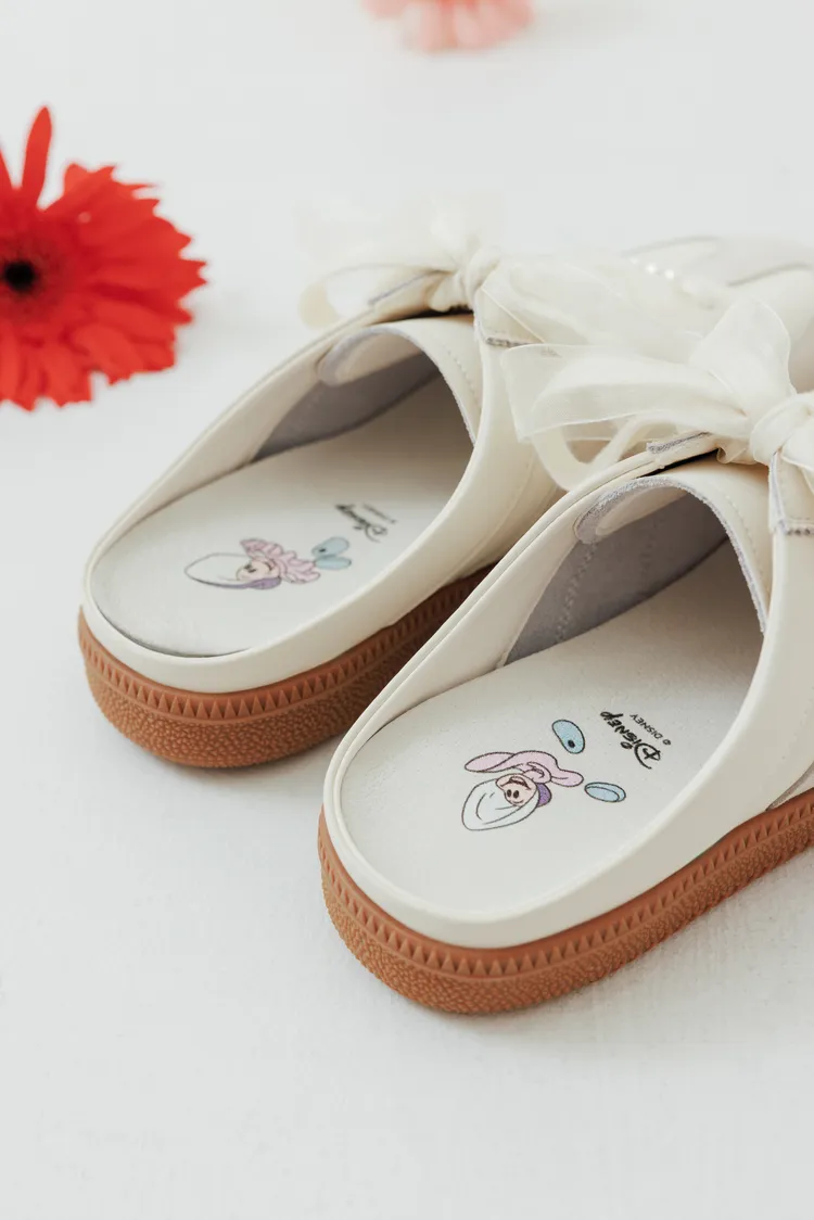 牡蠣寶寶等角色藏在鞋墊上。品牌提供