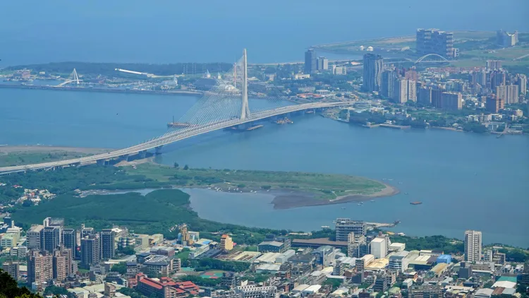 「最美的一道弧線」淡江大橋連結淡水、八里兩岸，年底是否能比照澳洲雪梨港灣大橋施放跨年煙火，值得期盼。攝影中心