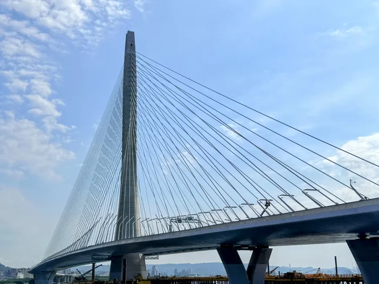 淡江大橋主橋塔造型設計靈感來自雲門舞集「靜謐舞者」，兩側向上收攏宛如「雙手合十」，傳達祈福祝願的意象。攝影中心