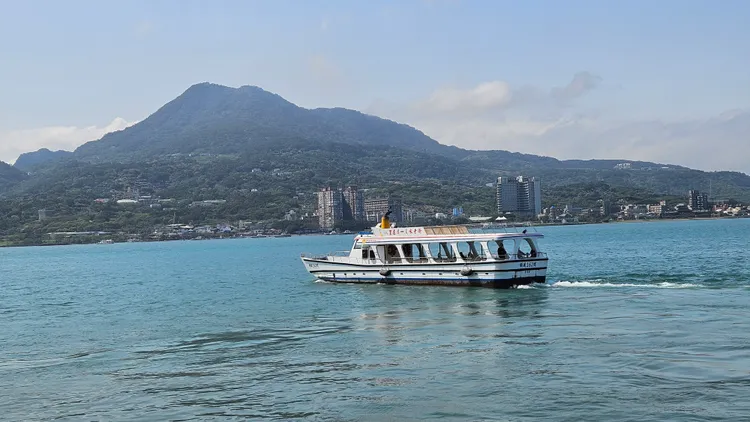 市府規劃「一日觀光生活圈」專屬觀光路線，整合藍色公路(如圖)資源，發展「陸上公車、水上客船、橋上單車」的立體旅遊模式。市府提供