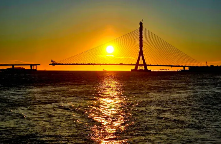 2025年9/16淡江大橋順利合龍，施工團隊堅守保留夕陽與景觀信念，模擬12處賞景地點，確保無論四季流轉，日落餘暉依舊能自在綻放。翻攝自公路局臉書