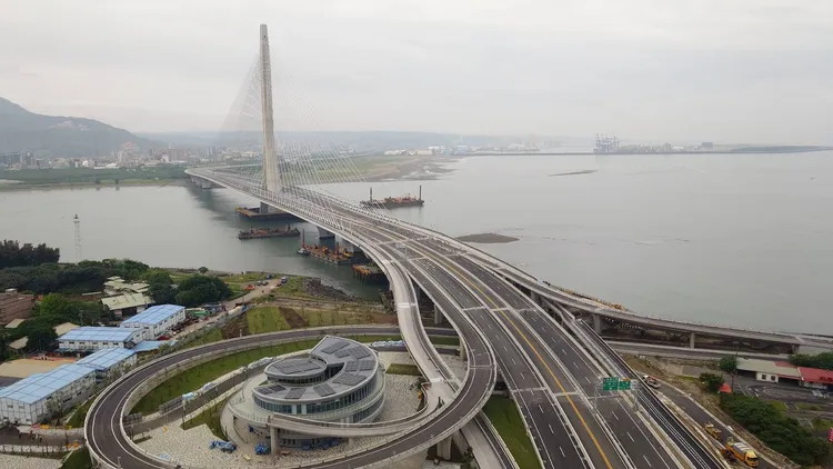 淡江大橋預期可分流竹圍路段約30%車流量，有效部分紓解淡水中正東路、民權路長年壅塞問題。市府提供