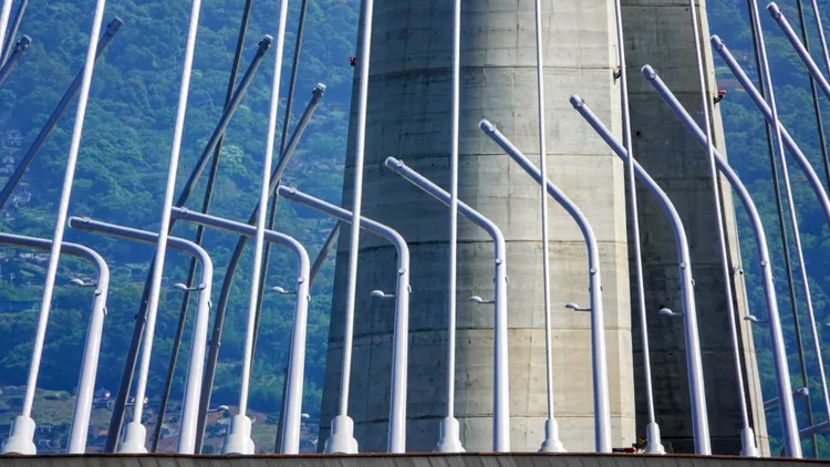 淡江大橋的斜張鋼索如放射狀琴弦，設置在鋼索間的126支景觀燈柱，每根燈柱的高度與角度互相搭配。攝影中心