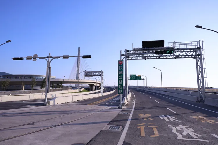 公路局已成立通車前安全諮詢小組，於通車前針對導引、安全措施與細節配置來做改善優化。莊宗達攝