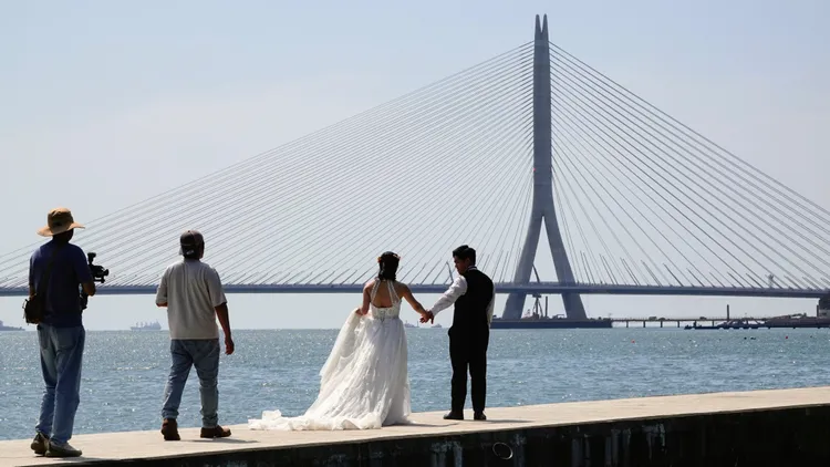 昔日曾為人所嘲笑的「選舉橋」如今成真，搖身一變成為國際知名建築勝地，新人拍婚紗都來此取景。攝影中心
