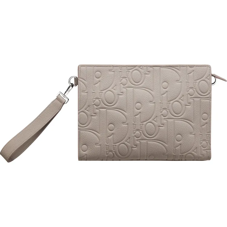 DIOR GRAVITY灰色壓紋小牛皮手拿包，5萬元。品牌提供
