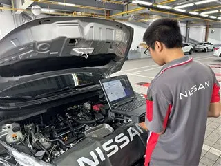 NISSAN專業技師將利用原廠儀器進行專業檢測，協助車主降低雨季行車風險。業者提供