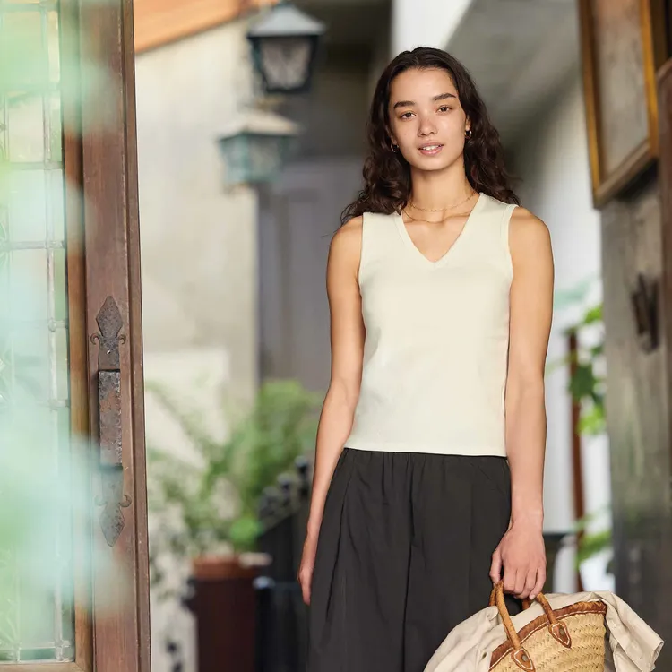 UNIQLO V領BRATOP背心，限定優惠價590元。品牌提供