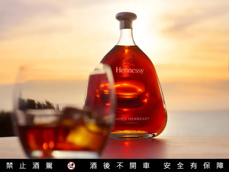 琥珀色酒液在光線下透著溫潤光澤，酒款本身有著杏桃核果香氣。業者提供