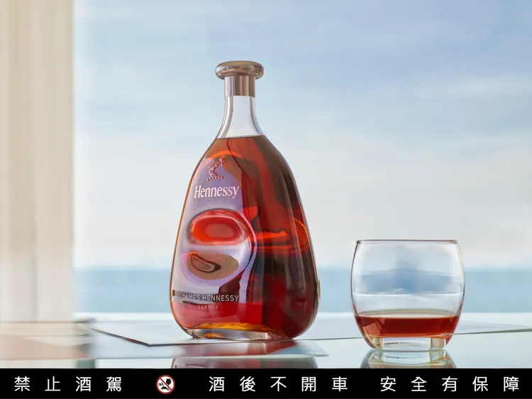 由全球頂尖工業設計師Marc Newson操刀設計的瓶身，展現兼具美學與實用的當代設計語言。業者提供