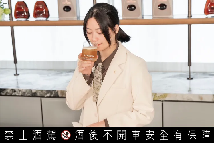 2025 Hennessy MyWay全球調酒挑戰賽台灣冠軍甘芸婷以台灣茶酒文化為靈感，展現軒尼詩詹姆士干邑白蘭地風味在創意調飲中的無限可能。業者提供