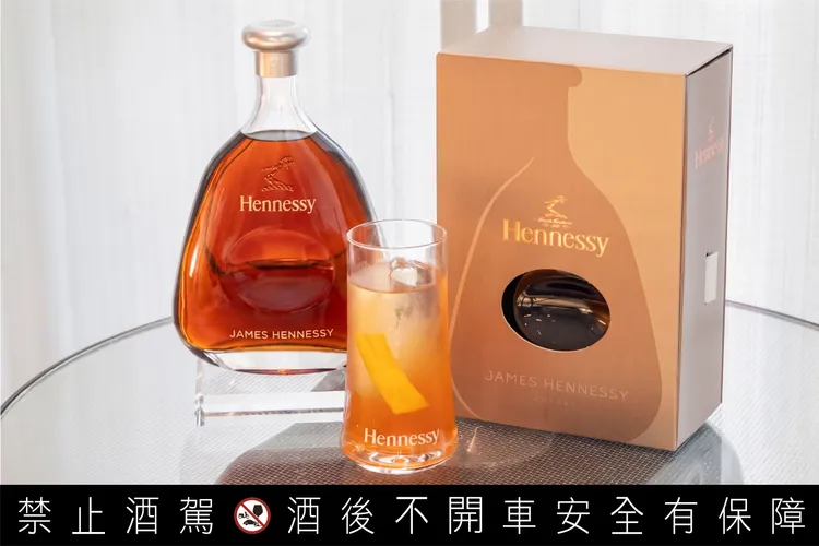 軒尼詩詹姆士干邑白蘭地以Highball形式呈現，輕盈清爽、隨性自在，適合居家簡易調飲享用。業者提供