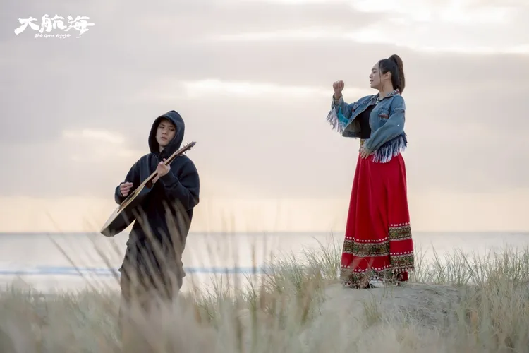 阿蘭AC（左）跟舞思愛（右）一起獻唱阿美族傳統歌曲。阿洛無限提供