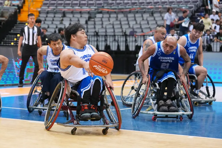 輪椅籃球賽相當激烈。大專體總