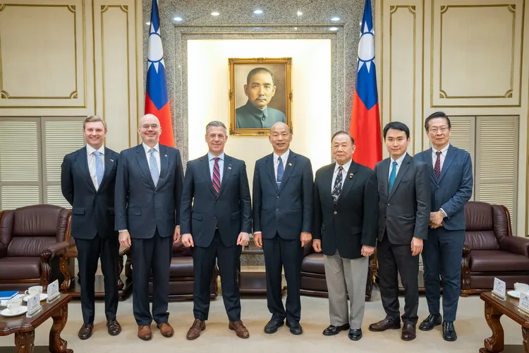 立法院長韓國瑜於8日下午在國民黨陳永康委員、民進黨陳冠廷委員、民眾黨王安祥委員等人陪同下，接見美國聯邦參議員班克斯（Jim Banks）一行。立法院提供