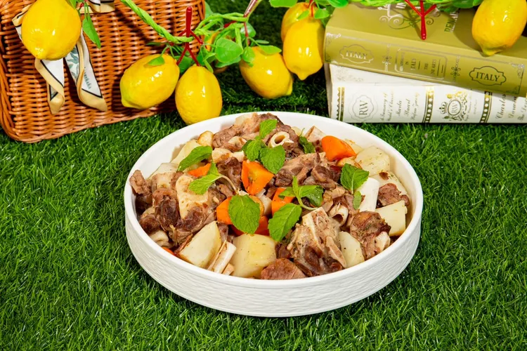 台北凱達百宴自助餐廳推出春季限定的「義式春蔬燉羊膝」以長時間燉煮鎖住肉汁，口感軟嫩細緻，搭配春季時蔬、薄荷及檸檬的清甜風味，層次豐富、香氣迷人。台北凱達大飯店