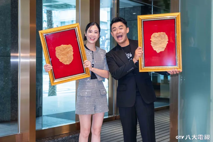 融融（右）、黃可欣秀100多公斤的珍貴魚鰾。八大提供