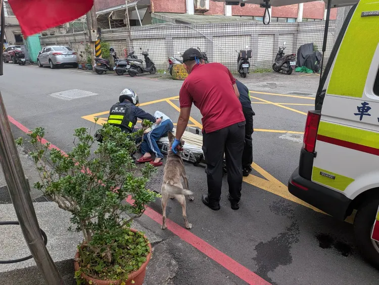警消趕抵後立刻協助婦人送醫，目前已暫無生命危險。翻攝照片