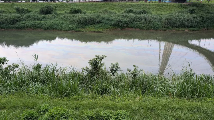 基隆河又漂出大量油污，河面還出現七彩顏色閃閃發光，汐止居民見狀心驚不已。翻攝汐止集團