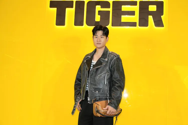 周興哲表示這件外套讓他看起來「壯壯的」。彭欣偉攝