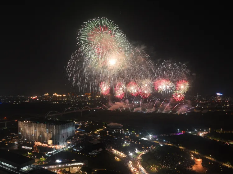 新北市美術館開館周年活動結合演唱會、市集，晚間壓軸推出以「光有回聲」為主題的煙火與無人機展演，點亮夜空。文化局提供