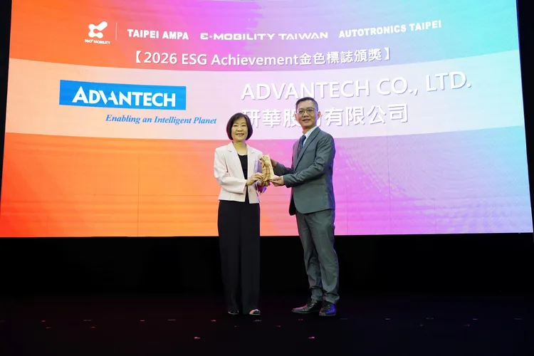 研華獲頒「Golden ESG Achievement 金色標章」，由研華智能系統事業群資深協理林威佐（右）代表授獎。公司提供