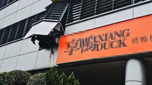 沒在拍戲！板橋老翁誤踩油門　轎車衝破圍牆吊掛半空