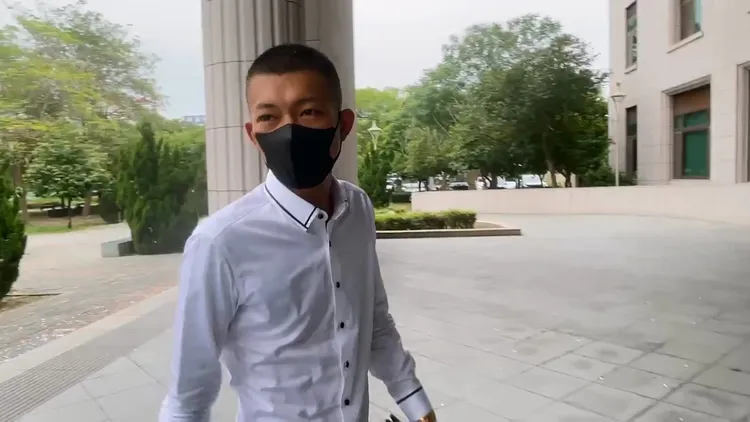 鳳梨日前為控告馮語婷案現身嘉義地檢署，並痛斥對方就是個假人設。民眾提供