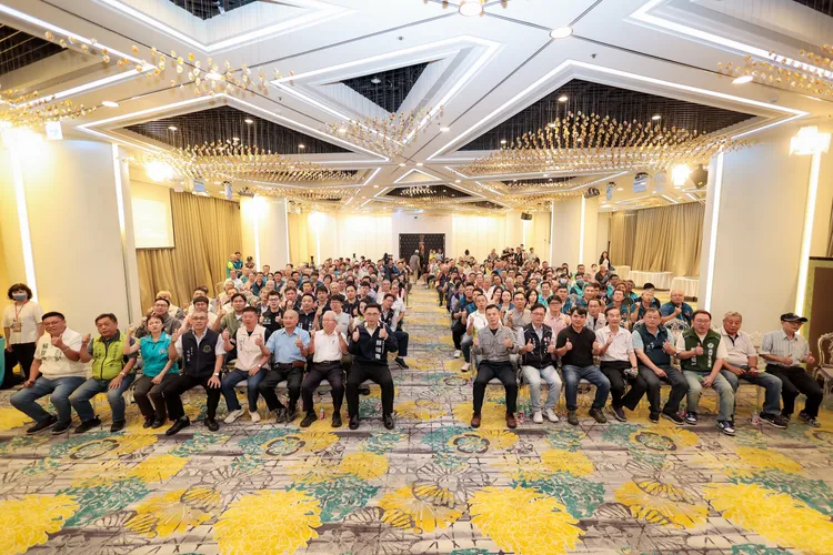 賴瑞隆28日發布「勞工七星級守護行動」，各大工會幹部及百工百業勞工代表齊聚現場。翻攝畫面